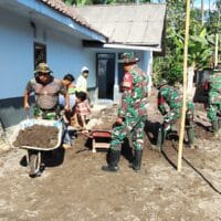 TNI Hadir di Tengah Warga, Ringankan Beban Korban Erupsi Semeru Lewat Operasi Pembersihan