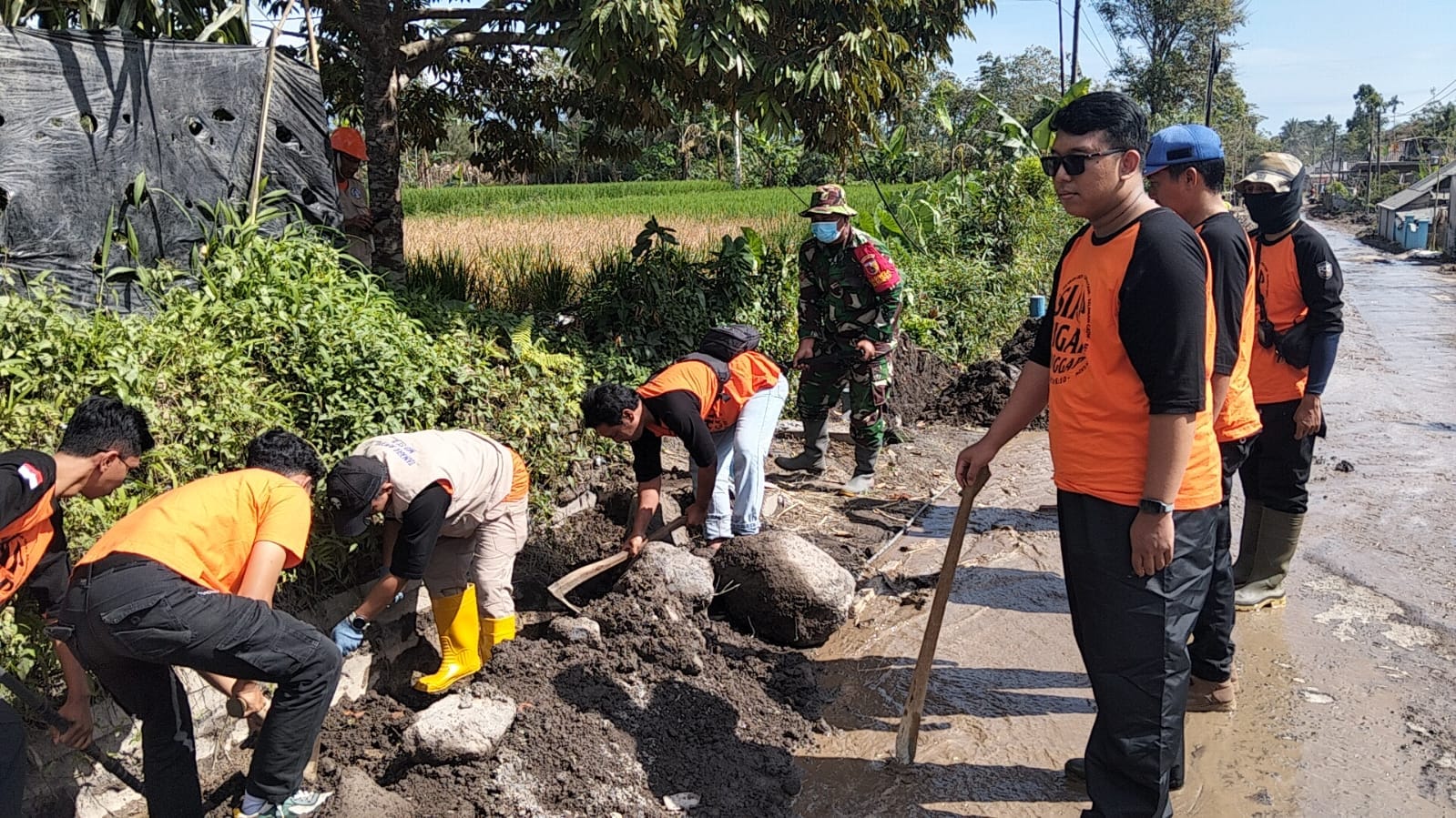 Aksi Cepat TNI di Pronojiwo: Irigasi Dipulihkan, Warga Terbantu Pasca Erupsi Semeru