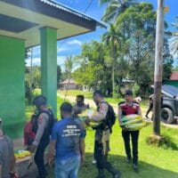 Kapolres Maybrat Salurkan Bansos untuk Warga Kampung Imsun Jelang Perayaan Natal