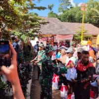 TNI Dampingi Penyerahan Bantuan, Bupati Lumajang Sampaikan Pesan Menyentuh untuk Pengungsi Semeru