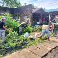 TNI dan Warga Hikun Kompak Laksanakan Pembersihan Parit dan Jalan Raya