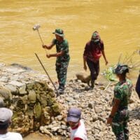 TNI Bangun Jembatan Gantung 80 Meter Untuk Percepat Mobilitas Warga Sukabumi