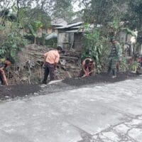 Kerja Kolektif Warga–TNI–Pramuka, Drainase Supiturang Dibersihkan untuk Minimalkan Risiko Bencana
