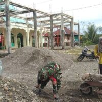 Perkuat Kebersamaan Serta Cerminkan Sikap Toleransi, Babinsa Koramil 1710-07/Mapurujaya Bersama Warga Gelar Kerja Bakti Pembangunan Masjid