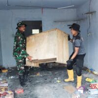 Solidaritas TNI: Prajurit Lumajang Sigap Bantu Warga Selamatkan Harta Benda