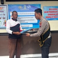 Senyum Pagi Satlantas Tuban Hangatkan Langkah Warga Desa