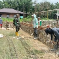 Babinsa Koramil 1008-06/Banua Lawas–Pugaan Dampingi Pembangunan KDKMP di Desa Halangan