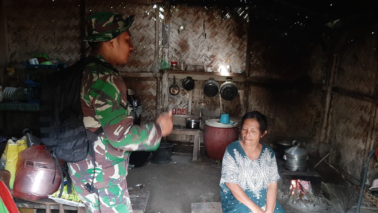 Banjir Lahar Semeru Guncang Jiwa Warga, Kehadiran Babinsa Jadi Penyemangat di Pengungsian