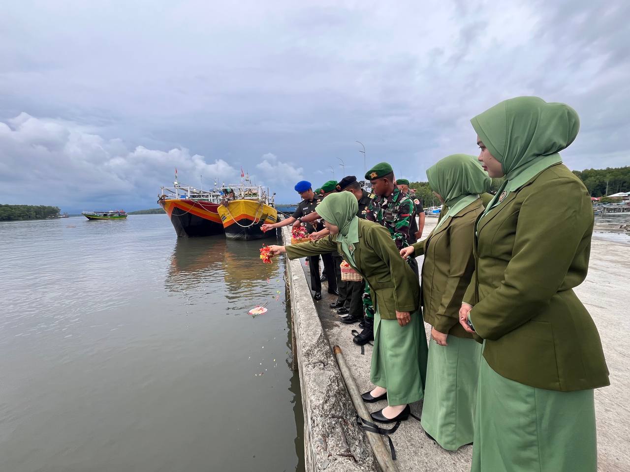 Beri Penghormatan Kepada Arwah Para Pahlawan, Kodim 1710/Mimika Bersama Satuan TNI AD di Timika Gelar Upacara Tabur Bunga Peringati Hari Juang TNI AD Ke-80 TA 2025