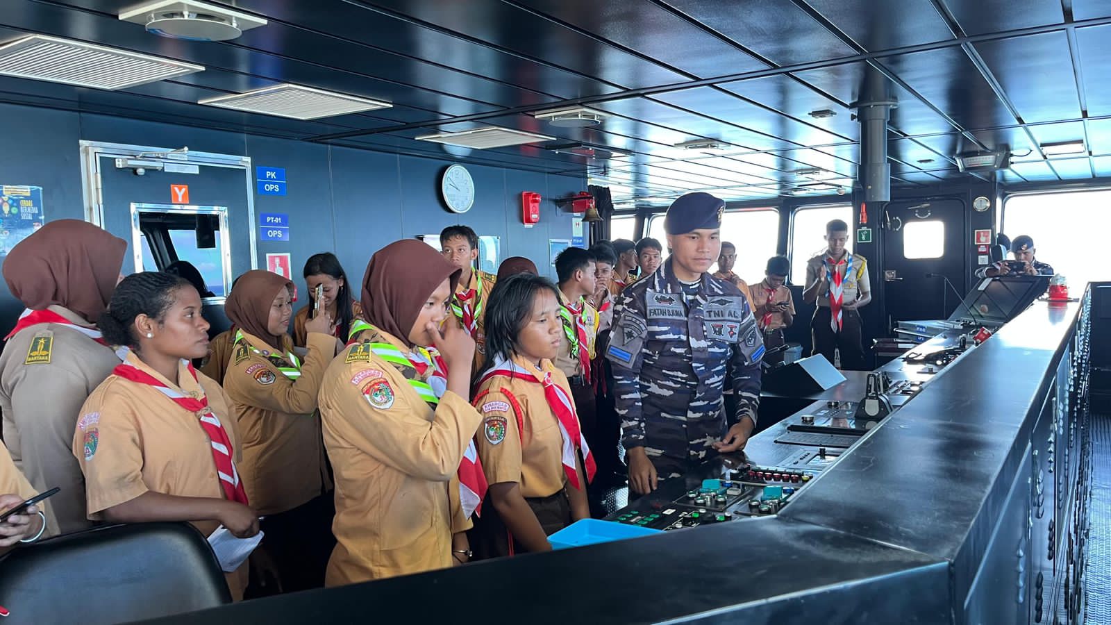 Semarak HUT Armada RI, KRI Balongan-908 Hadir di Tengah Rakyat Biak Lewat Open Ship, Baksos dan Bakkes