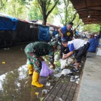 Kodim 1002/HST Gelar Karya Bakti Bersihkan Pasar Kramat Barabai Sambut Hari Juang TNI AD ke-80 dan HUT Korem 101/Antasari