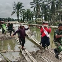 TNI dan Warga Gotong Royong Perkuat Tanggul Pasca Banjir di Langkat