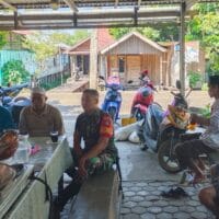 Babinsa Serda Jangkung Iswahyudi Pererat Sinergi TNI–Rakyat Lewat Komsos Bersama Warga Desa Paliat