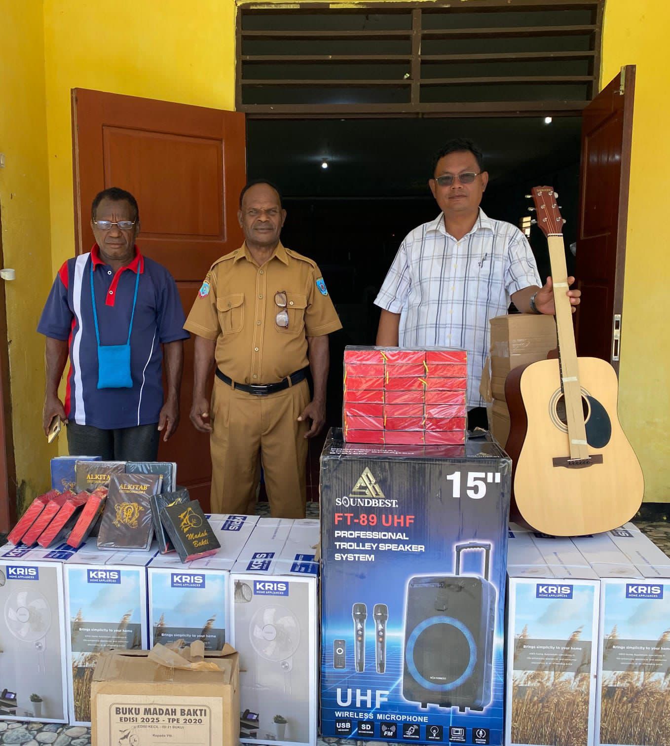 Pastor Bersama Tokoh Adat Apresiasi Bantuan Perlengkapan Gereja dari Presiden RI di Kumurkek
