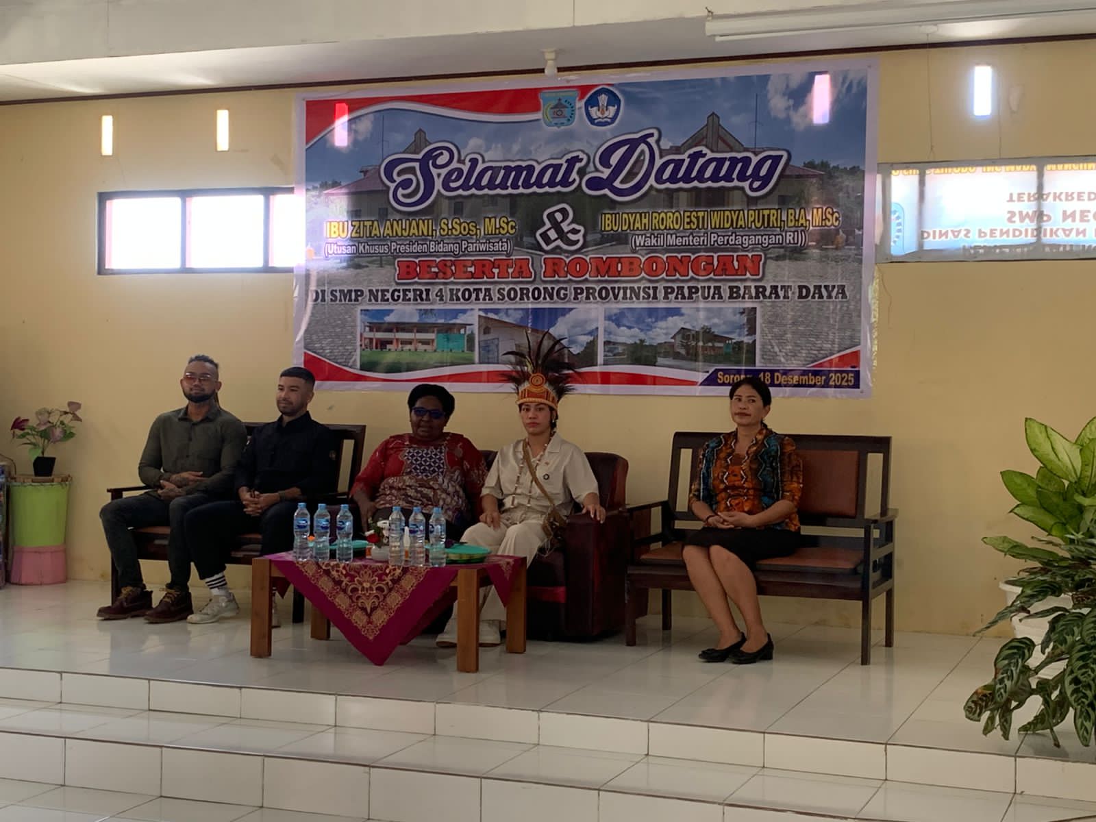 Utusan Khusus Presiden Bidang Pariwisata Kunjungi Sekolah di Sorong, Tegaskan Pendidikan Fondasi Pembangunan Papua