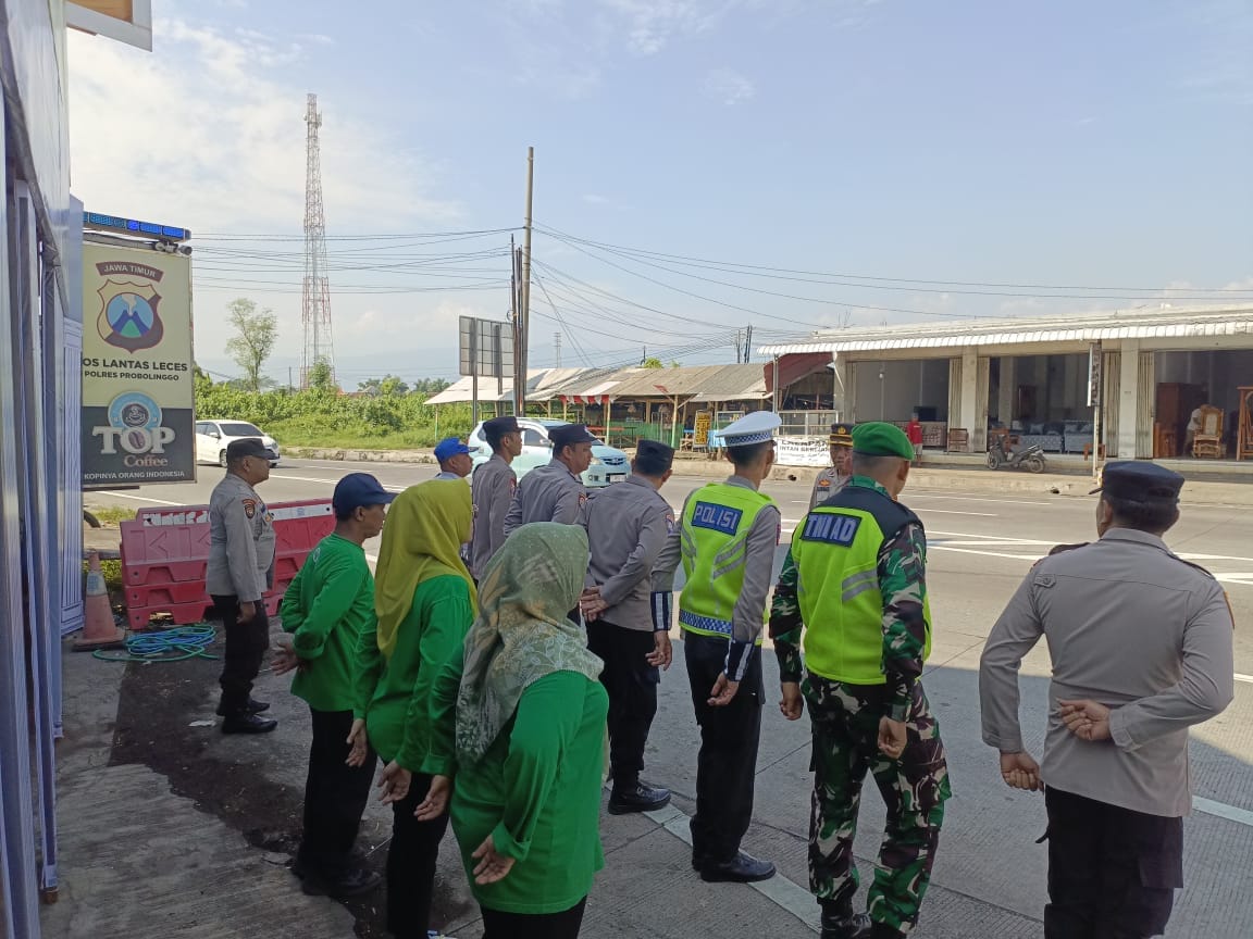 Pengamanan Diperketat di Exit Tol Leces, Koramil Pastikan Nataru Aman dan Kondusif