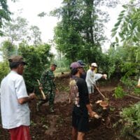 TNI–Warga Bersinergi, Jalan Desa Wonorejo Dibersihkan Jelang Pavingisasi