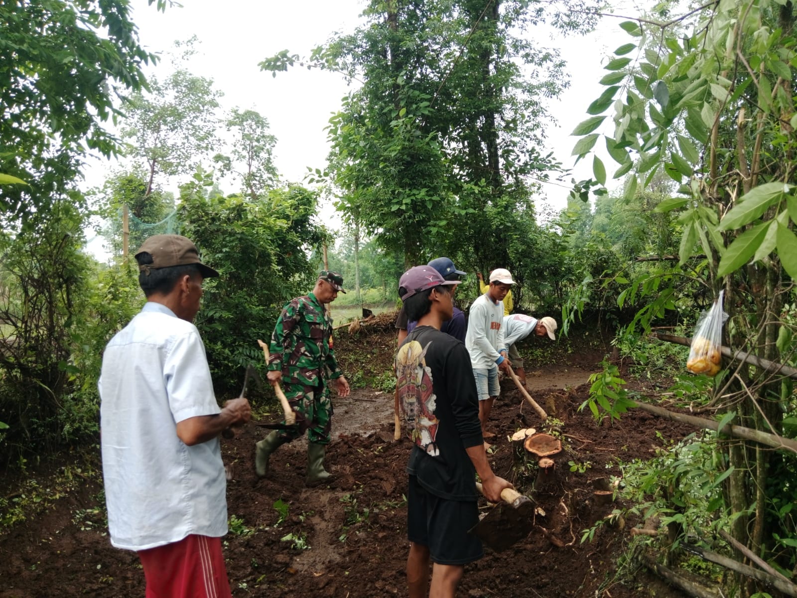 TNI–Warga Bersinergi, Jalan Desa Wonorejo Dibersihkan Jelang Pavingisasi