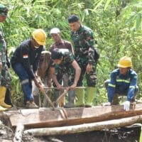 14 Tiang Listrik Tumbang dan Jembatan Rusak, Kodim 1002/HST Lakukan Perbaikan Darurat