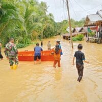 Banjir Rendam Permukiman Warga, Babinsa Koramil 1008-02 Pastikan Keselamatan Warga