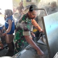 TNI Dirikan Dapur Umum di Timang Gajah, Bantu Pengungsi Terdampak Bencana