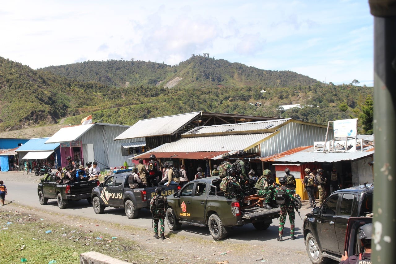 Prajurit Kodim 1714/PJ Bersama Polri Gelar Patroli, Pastikan Keamanan Jelang Perayaan Natal di Puncak Jaya