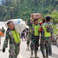 Terisolir, Personel Kodim Aceh Tenggara Jalan Kaki Antar Bantuan ke Ketambe