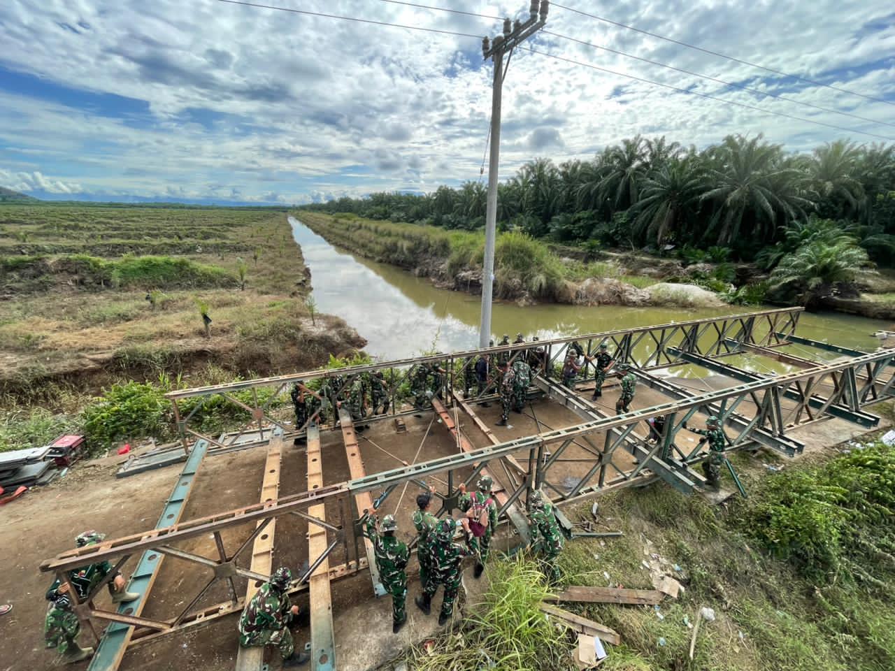 TNI Bangun Empat Jembatan Bailey di Sumbar