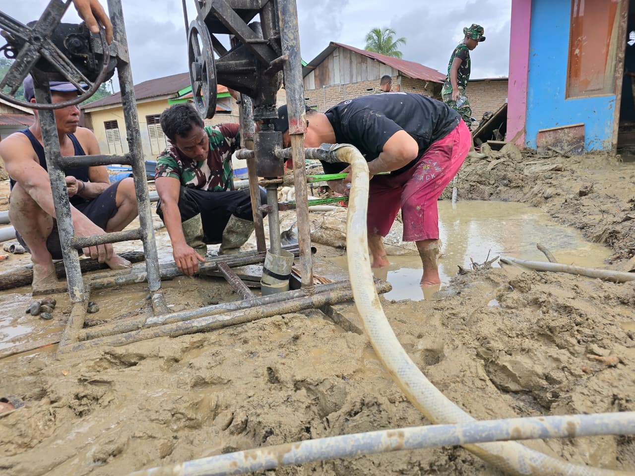 TNI Bangun Sumur Bor untuk Penuhi Kebutuhan Air Bersih Pengungsi Banjir di Batang Toru