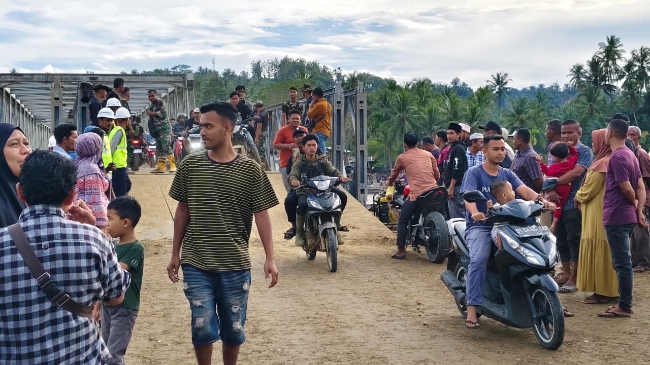 TNI Rampungkan Jembatan Bailey Teupin Mane, Aktivitas Warga Sekitar Kembali Normal