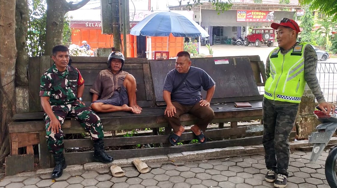 Melalui Komsos, Babinsa Bangun Komunikasi Dengan Warga