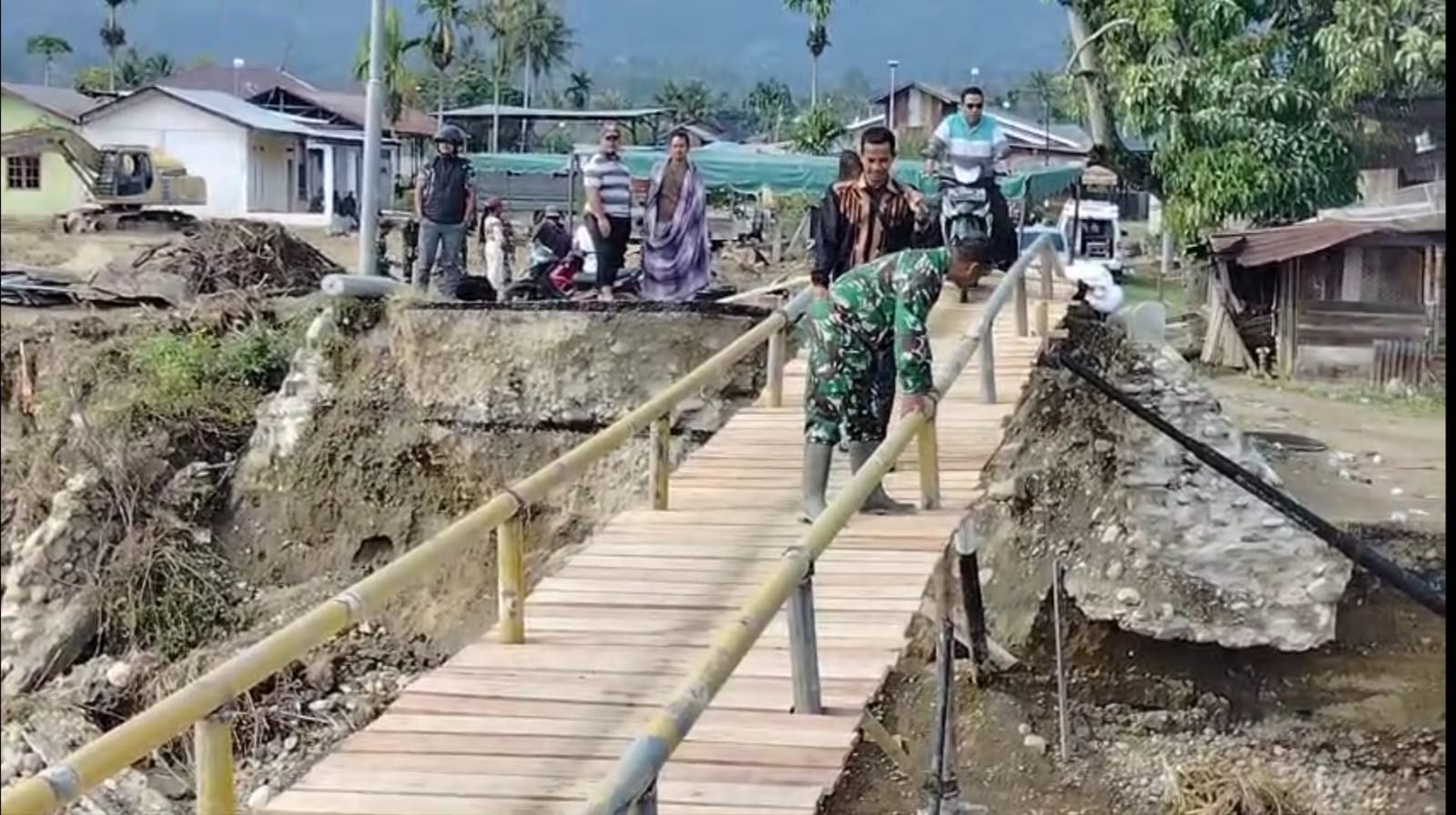 TNI dan Warga Gotong Royong Bangun Jembatan Darurat di Gayo Lues
