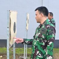 Pelihara Kemampuan Dasar Prajurit, Perwira Lanud Sultan Hasanuddin Laksanakan Latihan Menembak