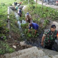 Cegah Banjir Musim Hujan, Babinsa Ngaringan Gotong Royong Bersihkan Gorong-Gorong