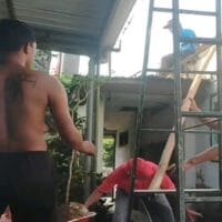 Babinsa Bendogrit Bantu Perbaikan Atap Rumah Warga Ibu Djumiati