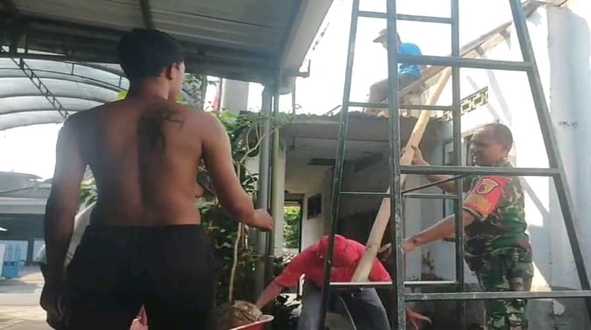 Babinsa Bendogrit Bantu Perbaikan Atap Rumah Warga Ibu Djumiati