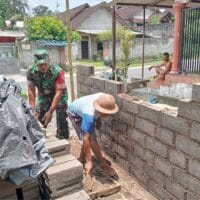 Wujud Kemanunggalan, Babinsa Bence Gotong Royong Bangun RTLH Kediaman Bapak Samiri