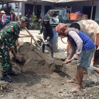 Wujud Manunggal Dengan Rakyat, Babinsa Desa Pikatan Bantu Bangun Rumah Warga Binaannya