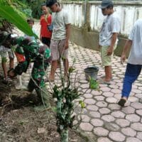 Cegah Longsor, Babinsa Garum Bersama Warga Tanam Pohon Keras Di Lingkungan Magersari