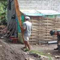 Menjaga Kesehatan Lingkungan, Sertu Supiansyah bersama Warga Wonorejo Bangun MCK