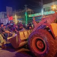 Hingga Larut Malam, Prajurit TNI Lanjutkan Pembersihan Pasar Aceh Tamiang