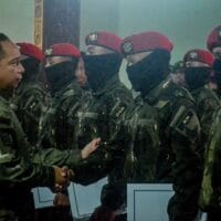 Panglima TNI Bersama Menhan RI Anugerahkan KPLB kepada Prajurit Berprestasi di Timika