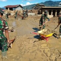 TNI Bersama Warga Gotong Royong Pulihkan Polindes Pascabencana di Aceh Tengah