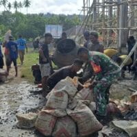Hadir di Tengah Masyarakat, Babinsa Kodim 1505/Tidore Gotong Royong Bantu Pengecoran Masjid