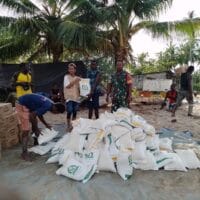 Agar Berjalan Dengan Lancar dan Tepat Sasaran, Babinsa Koramil Kokonao Dampingi Petugas Bulog Salurkan Bantuan Raskin