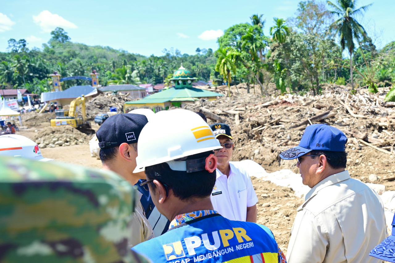 Wapang TNI Dampingi Presiden Prabowo Tinjau Jembatan Bailey dan Posko Kesehatan di Tapanuli Selatan