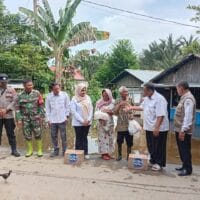 Babinsa Mahang Baru Dampingi Pendistribusian Bantuan Banjir dari Pemkab HST