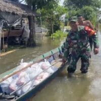 Terobos Genangan Air, Babinsa dan Bupati HST Tinjau Banjir Kayu Rabah