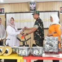 Tingkatkan Kreativitas Siswa, Dandim 1002/HST Serahkan Alat Drumband