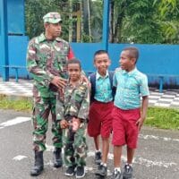 Peduli Keselamatan Anak Sekolah, Secara Rutin Babinsa Koramil Jajaran Kodim 1710/Mimika Bantu Seberangkan Jalan